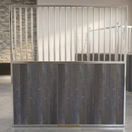Paardenbox tussenwand half gesloten