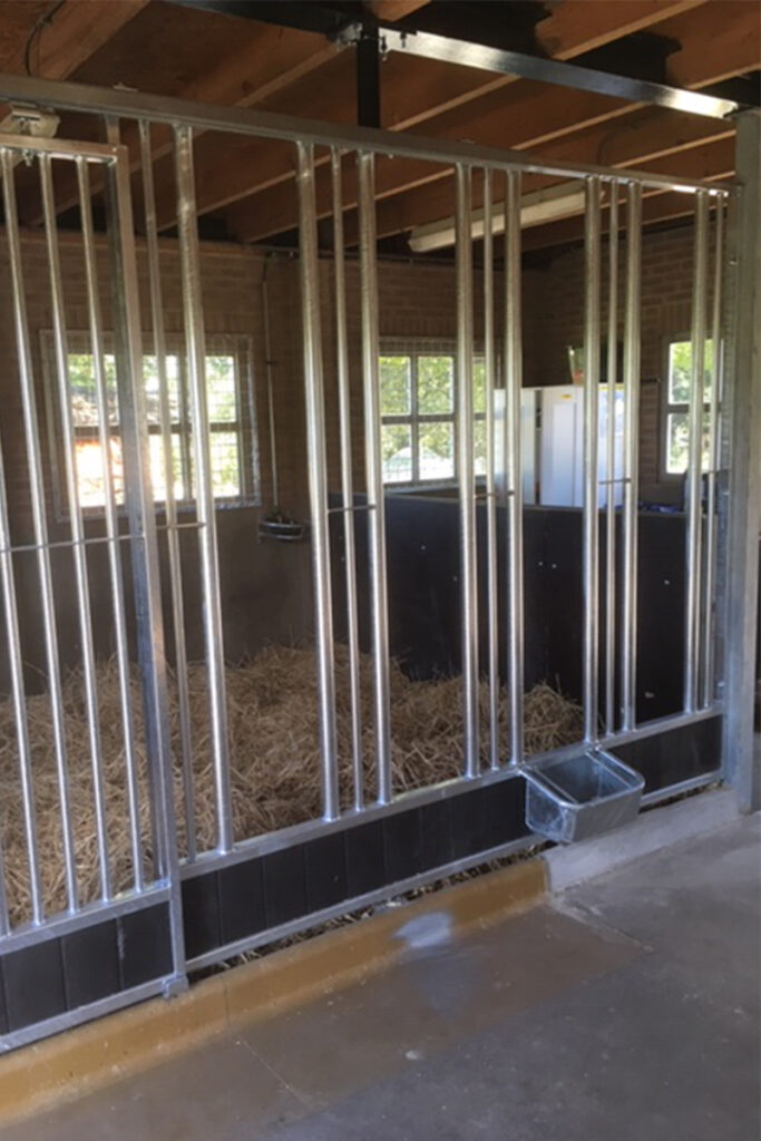 Paardenbox voerwand