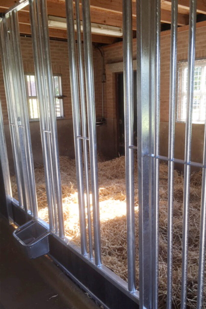 Paardenbox voerwand