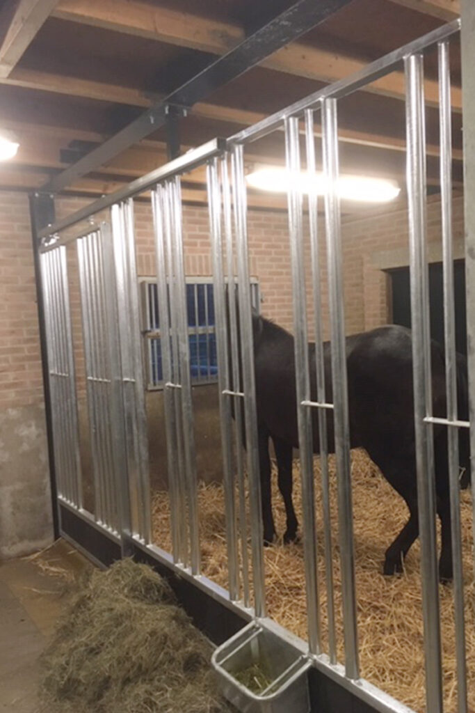 Paardenbox voerwand