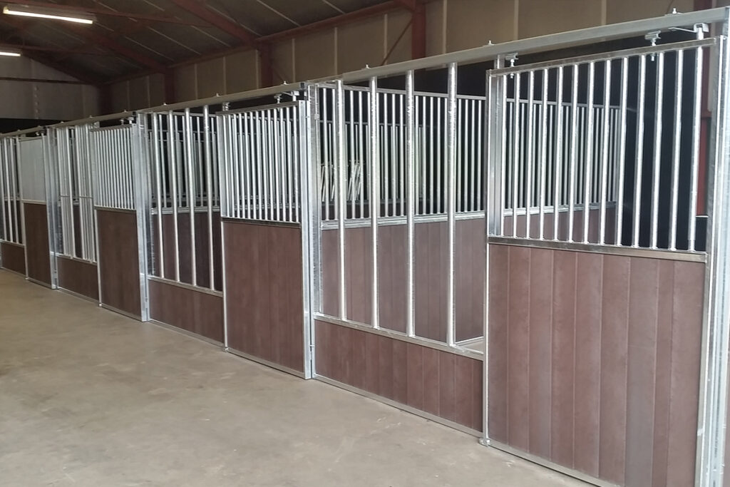 Paardenbox voerwand