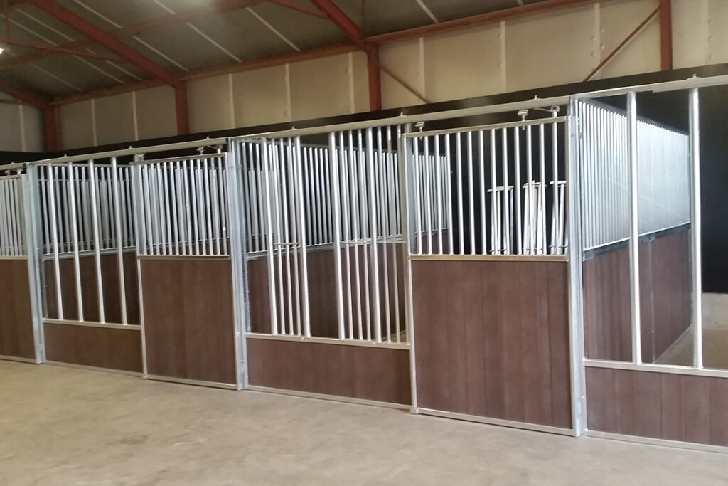 Paardenbox voerwand