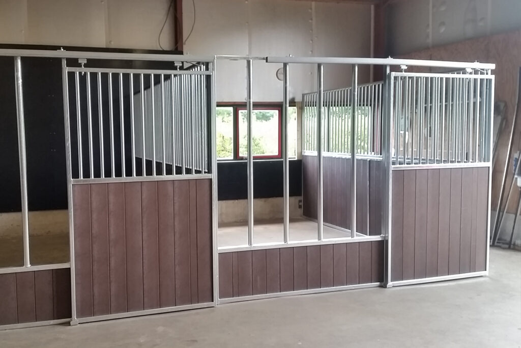 Paardenbox voerwand