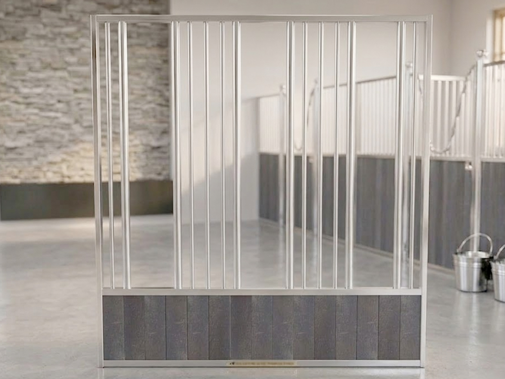 Paardenbox voerwand
