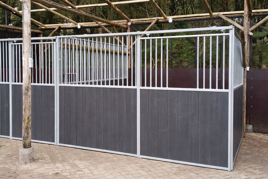 Paardenbox voorwand met schuifdeur