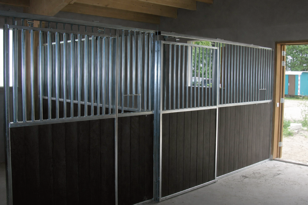 Paardenbox voorwand met schuifdeur