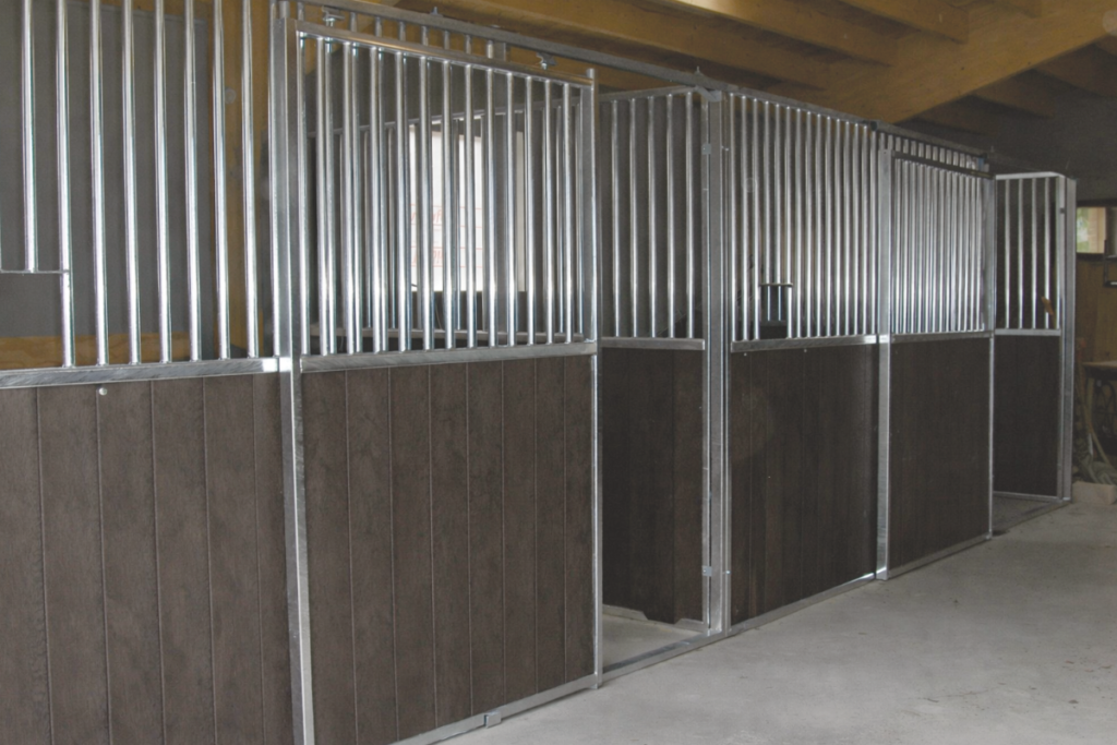Paardenbox voorwand met schuifdeur
