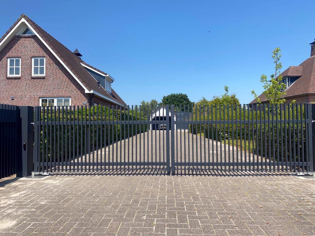 Antraciet dubbele spijlenpoort voor een lange oprit