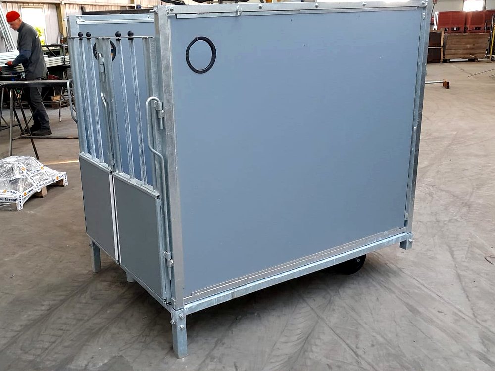 Kalverbox Traditioneel XXL zijaanzicht met wiel en ventilatieopening