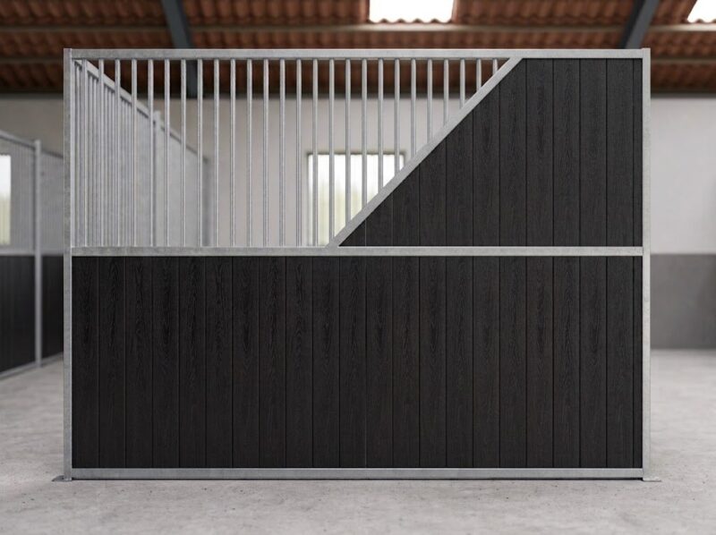 Paardenbox tussenwand overgang A, van half open naar dicht, verzinkt met zwarte planken