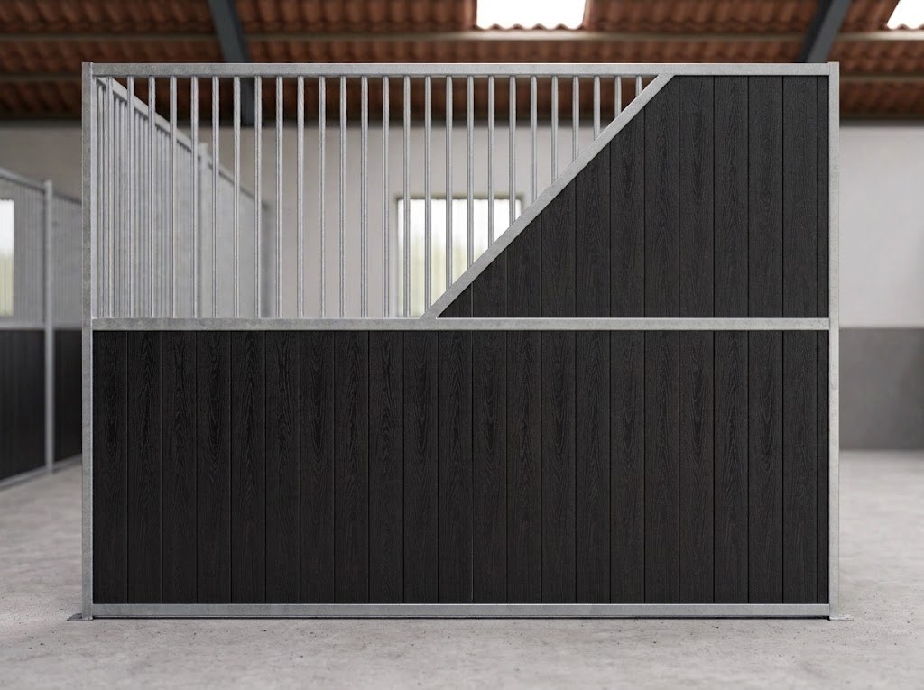 Paardenbox tussenwand overgang A, van half open naar dicht, verzinkt met zwarte planken