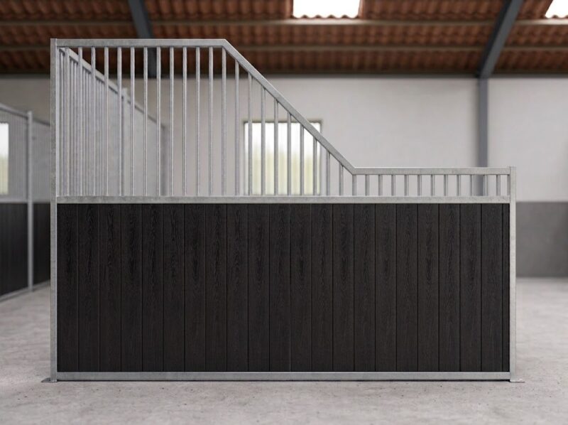 Paardenbox tussenwand overgang B, van hoog naar laag, verzinkt met zwarte planken en spijlen