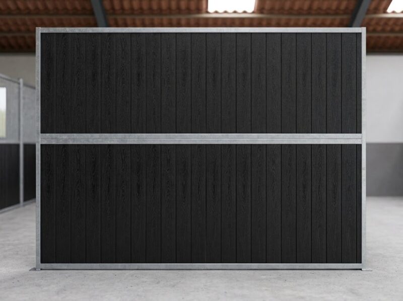 Paardenbox tussenwand volledig gesloten, verzinkt frame met zwarte planken