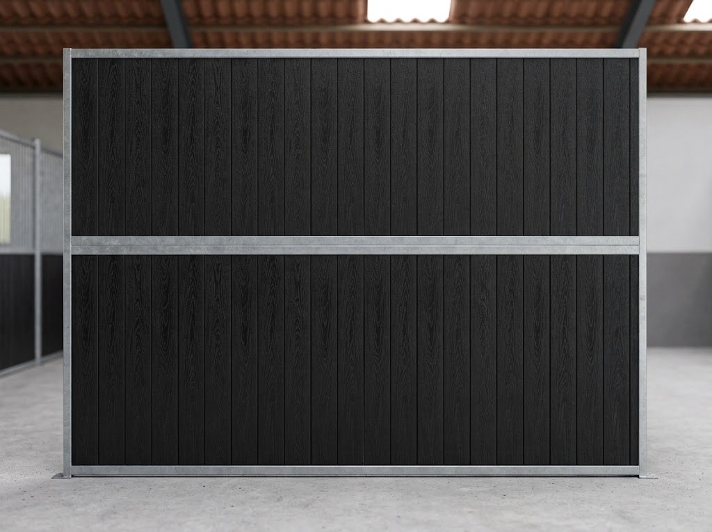 Paardenbox tussenwand volledig gesloten, verzinkt frame met zwarte planken