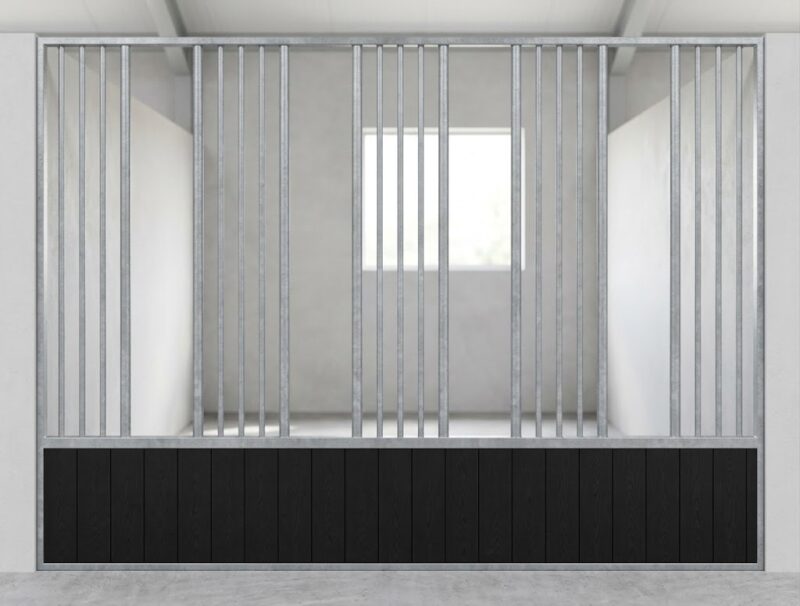 Paardenbox voerwand met vier voeropeningen, verzinkt met zwarte planken