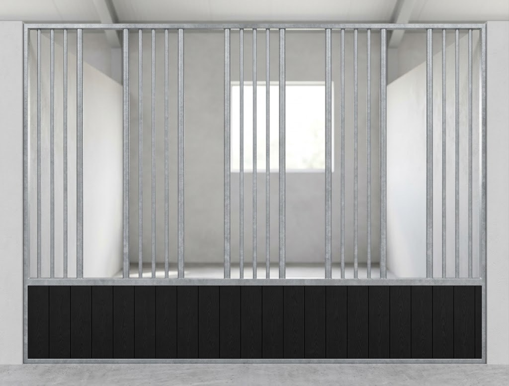Paardenbox voerwand met vier voeropeningen, verzinkt met zwarte planken