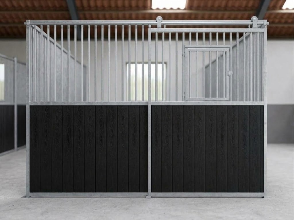 Paardenbox voorwand met schuifdeur en voerdeurtje, verzinkt met zwarte planken en spijlen