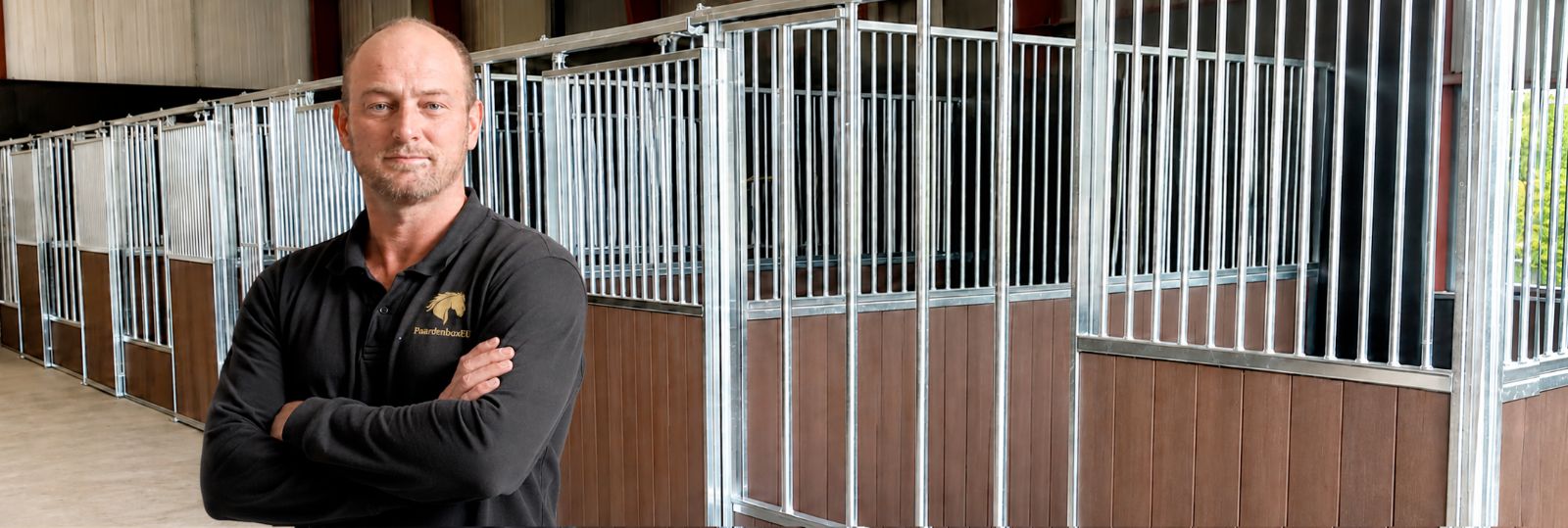 Paardenbox wanden van PaardenboxEU in een stal
