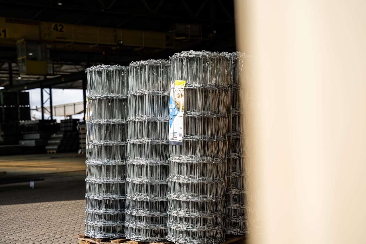 Rollen schapengaas van 50 meter op een pallet