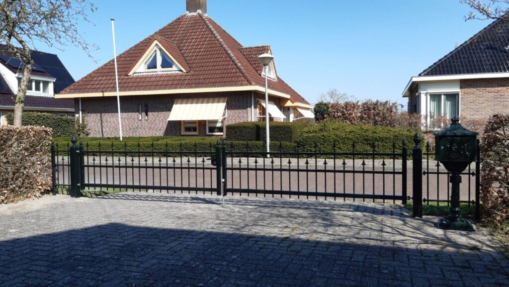 Sierhekwerk met dubbele draaipoort voor een vrijstaande woning
