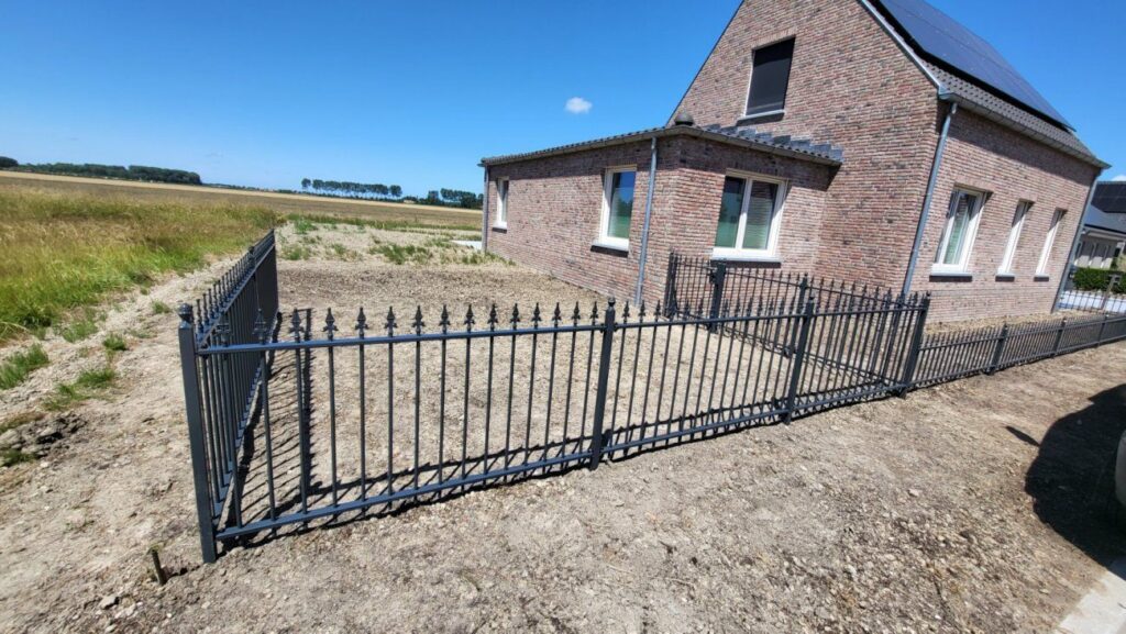 Sierhekwerk rond een nieuwbouwwoning in het buitengebied