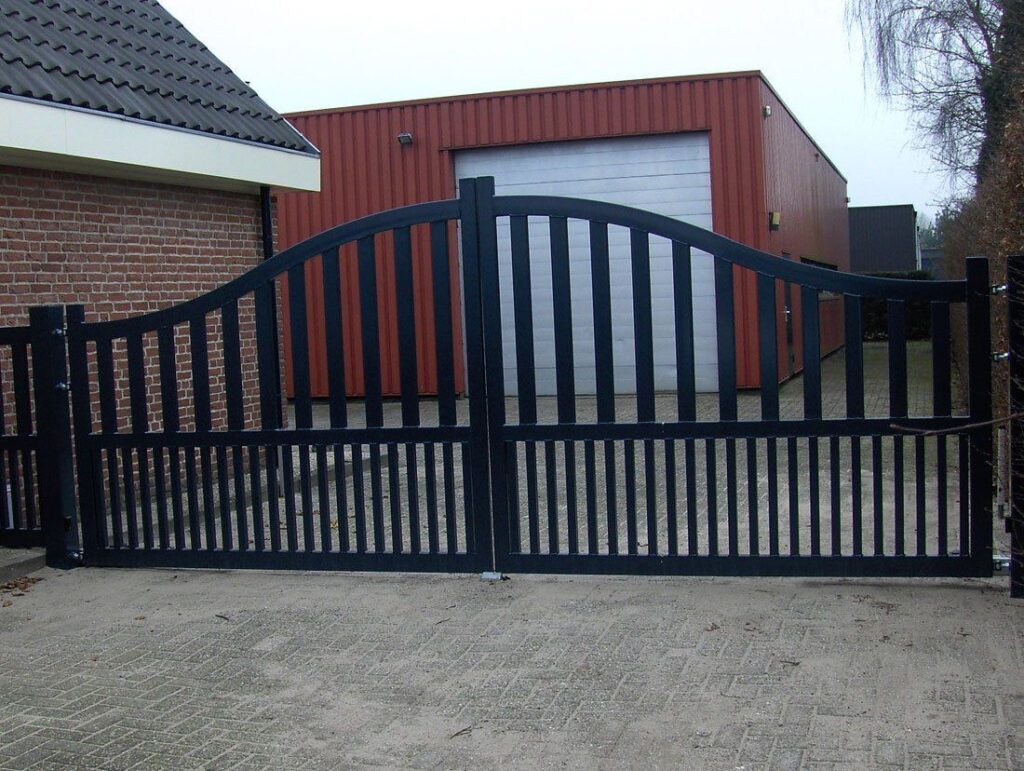 Brede sierpoort met gebogen bovenrand voor een loods